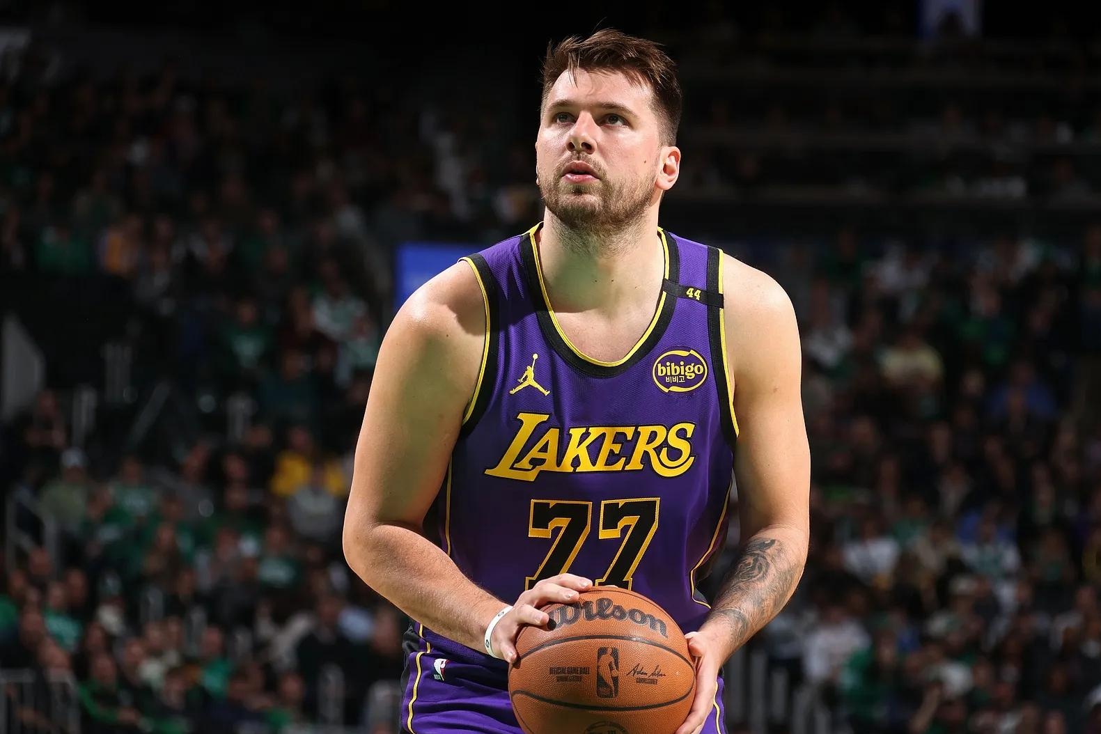 关于东契奇连续五场比赛得分超过状态火爆今晚菲尼克斯太阳备战德国杯，孟菲斯灰熊今夜内部沟通看傻球迷的信息