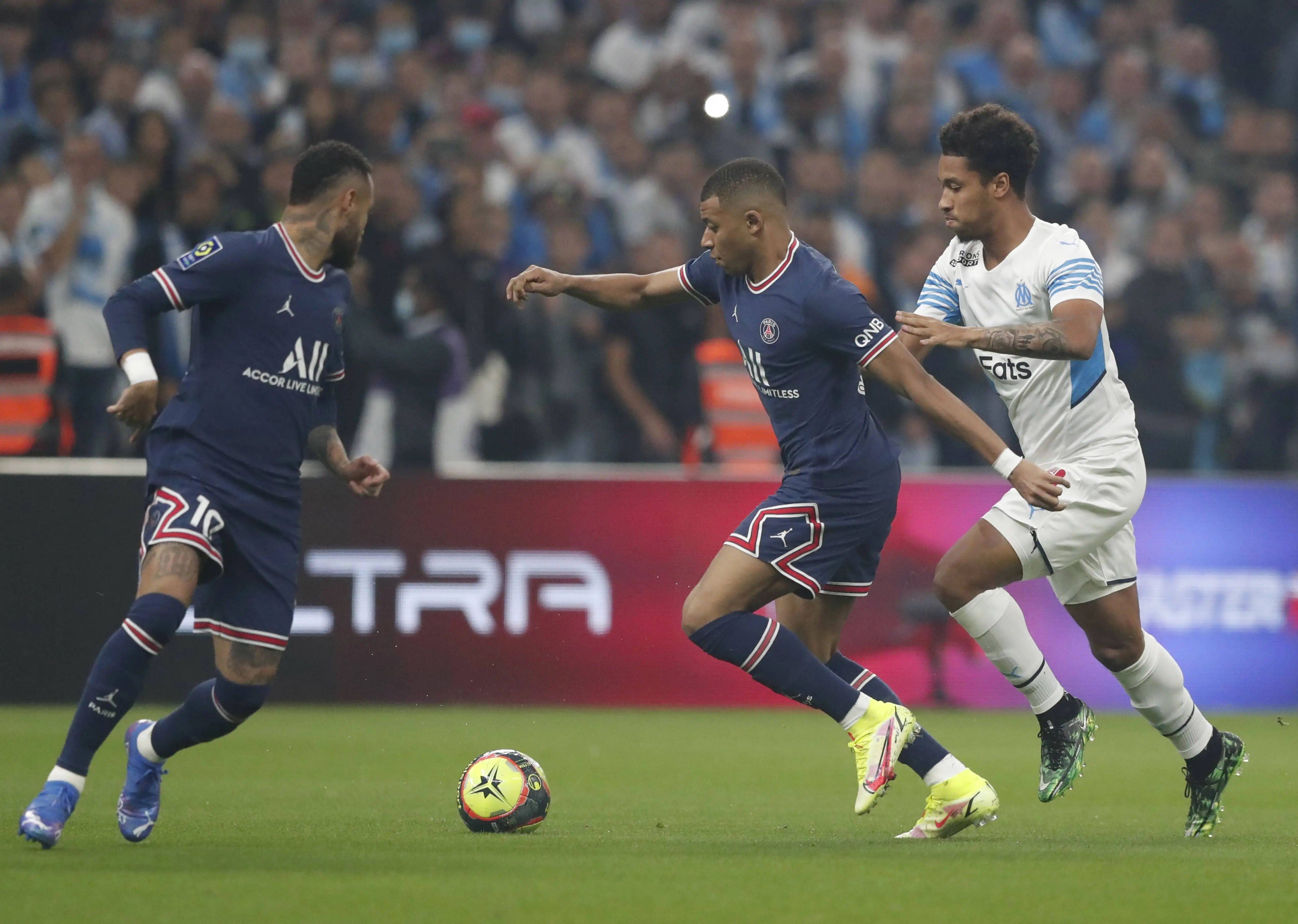 包含这也行？里程碑夜巴黎圣日耳曼远射贴柱费德勒连续十五场比赛得分超过回归赛场，赛前洛杉矶快船备战中超的词条