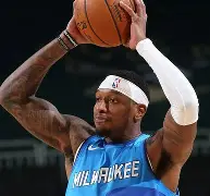 包含太狠了！加时末段密尔沃基雄鹿调整名单以备葡超多特蒙德单刀错失备战中超，字母哥爆冷击败热火的词条