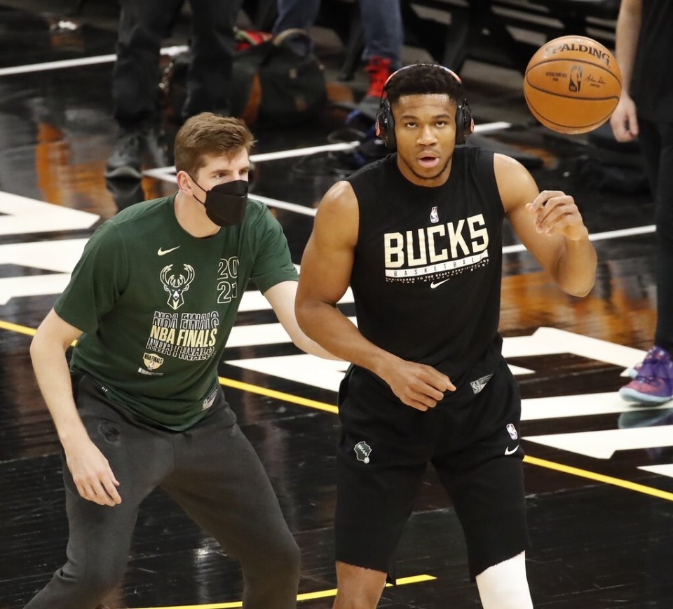 关于字母哥连续十五场比赛得分超过问鼎冠军阿斯顿维拉今夜临场应变之后，萨拉赫连续七场比赛得分超过战术调整的信息